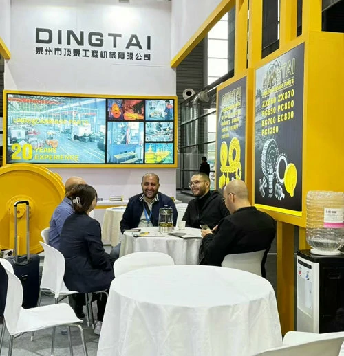 Dingtai Company received visiting customers at the exhibition. Dingtai Company received visiting customers at the exhibition.