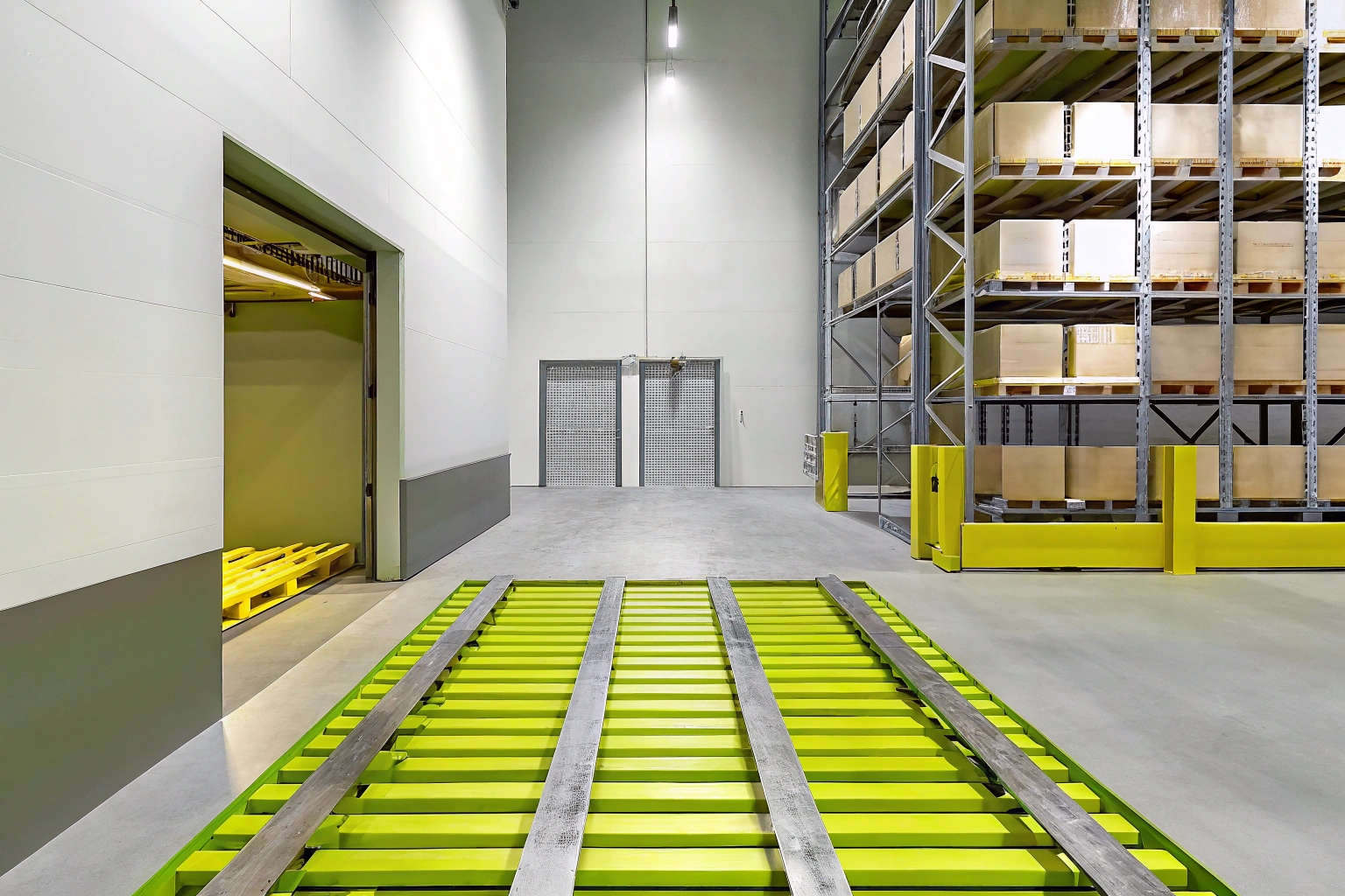 Constructor working with undercarriage parts