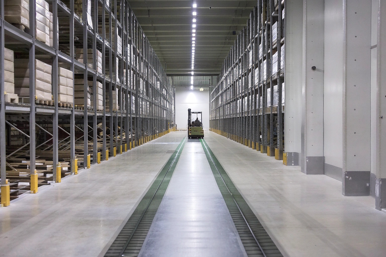 Large warehouse with sufficient stock of track shoes ready for efficient logistics and distribution.
